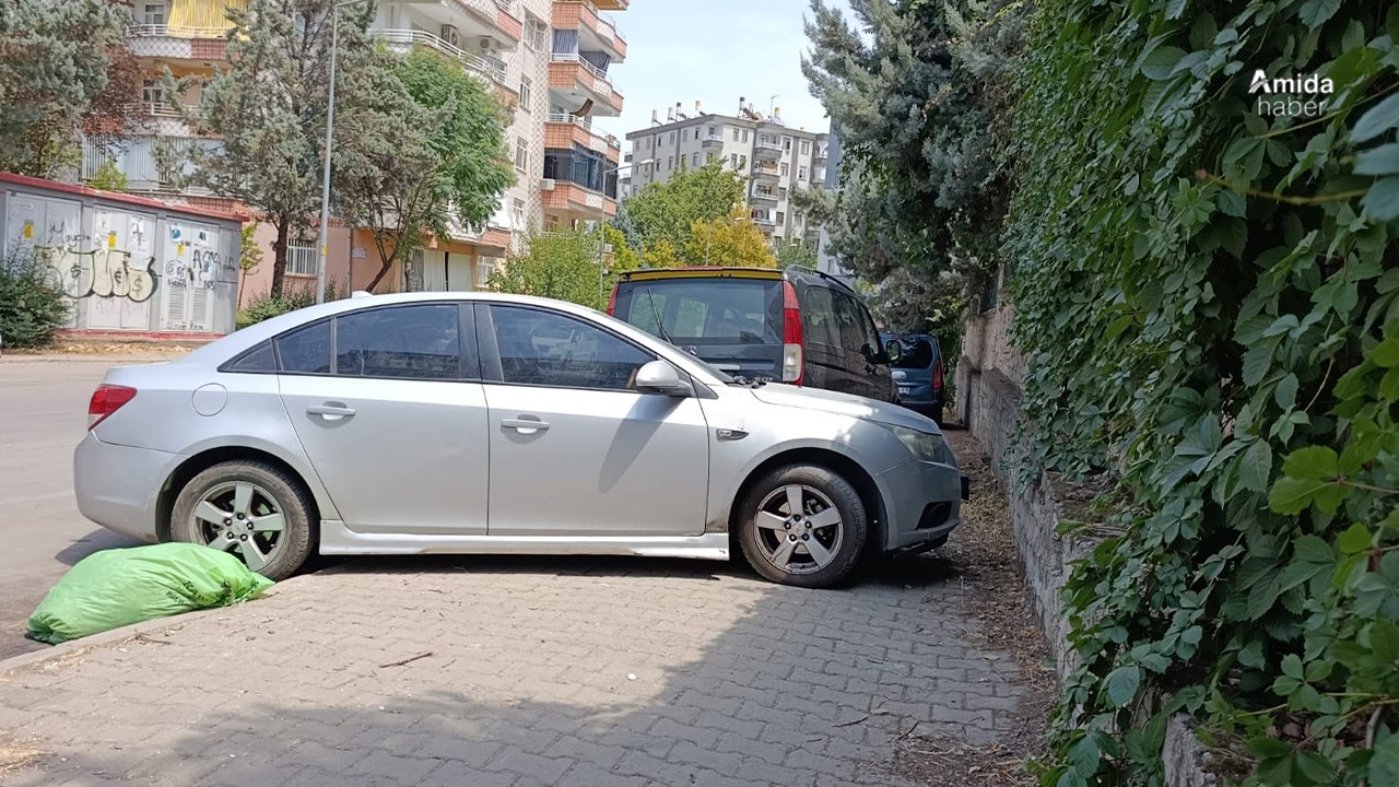 Diyarbakır’da ‘otopark’ kaldırım: Yayalara yol kalmadı