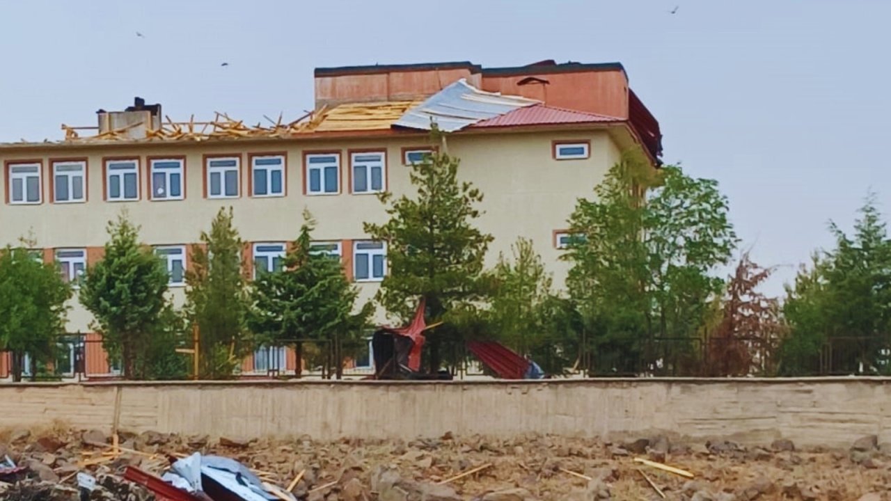 Diyarbakır’da şiddetli rüzgar çatıyı uçurttu
