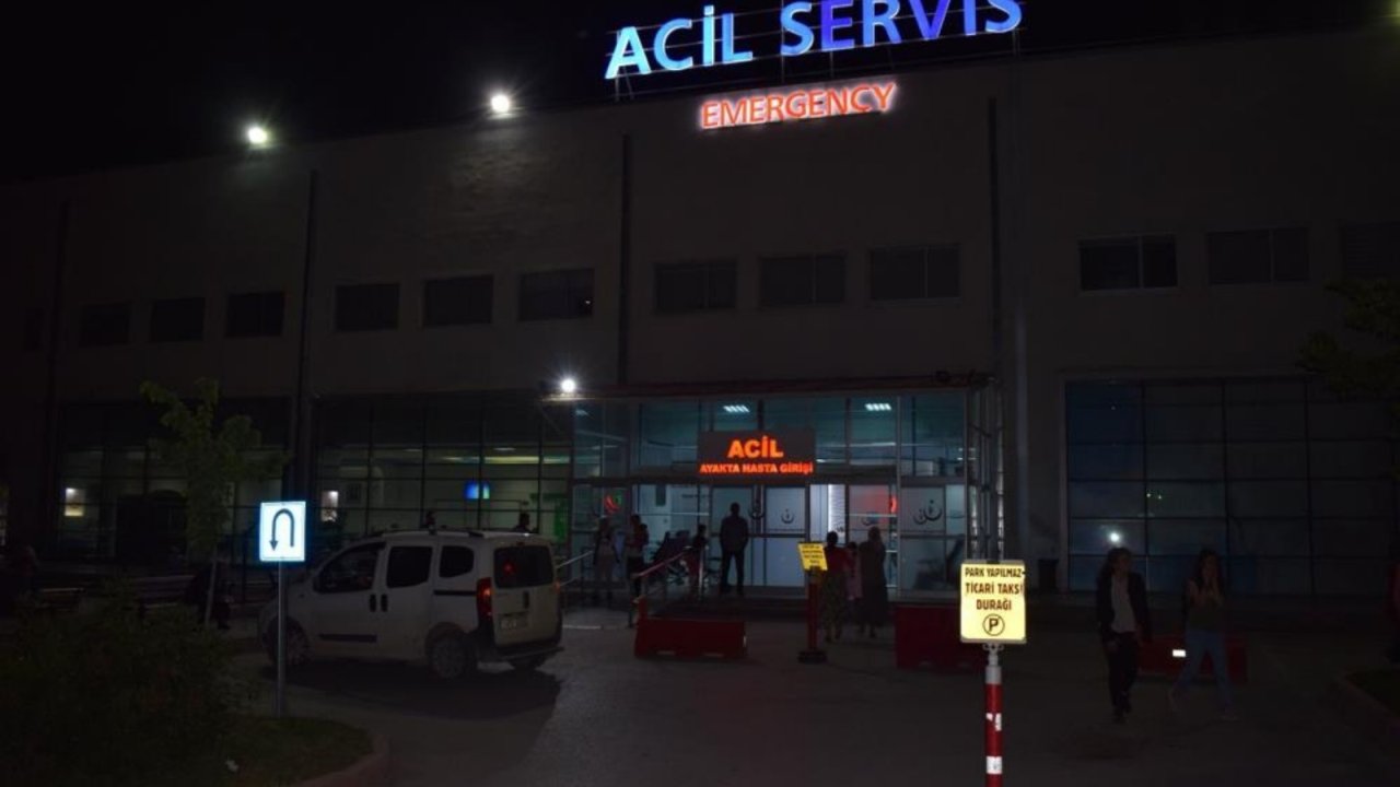 Kavgayı ayırmaya çalışırken bıçaklandı: Durumu kritik
