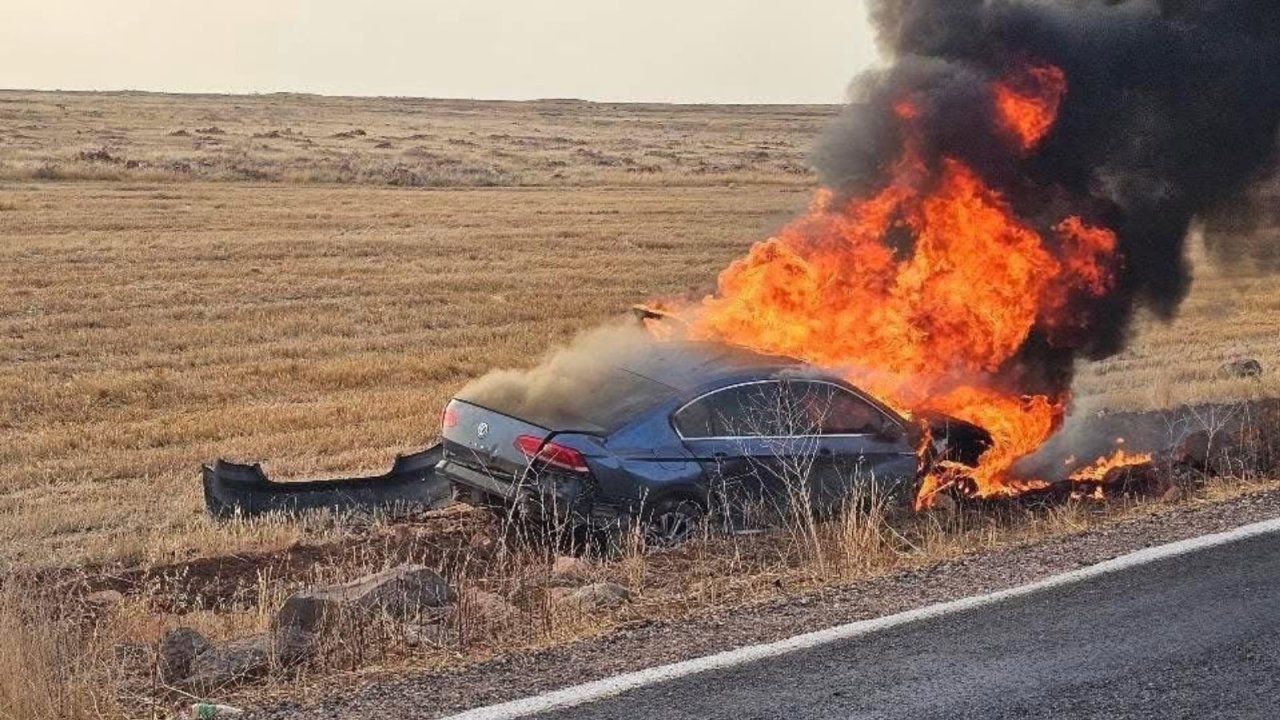 Urfa’da devrilen otomobili alevler aldı: Sürücüyü etraftakiler kurtardı