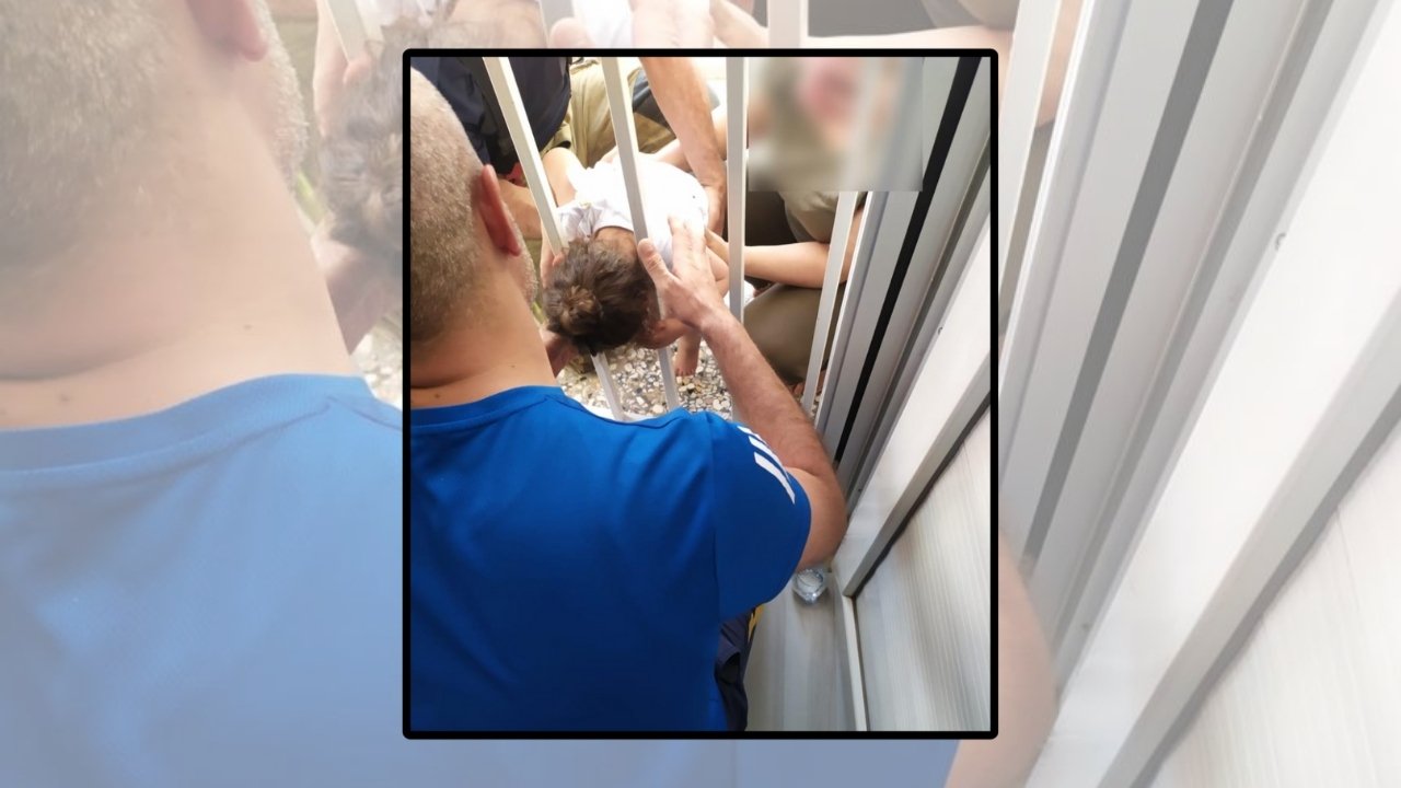 1 yaşındaki bebek kafasını demirliklere sıkıştırdı: İmdadına ekipler yetişti