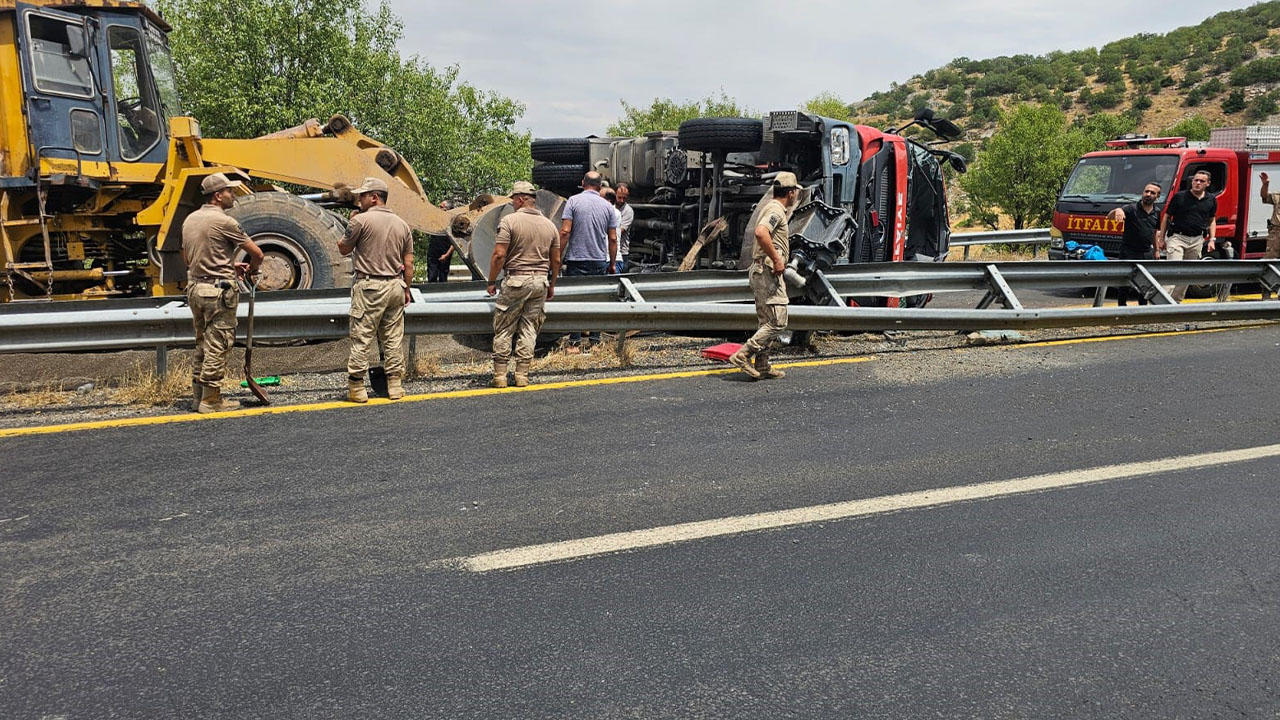 Diyarbakır’da itfaiye aracı devrildi: 1'i ağır 3 yaralı