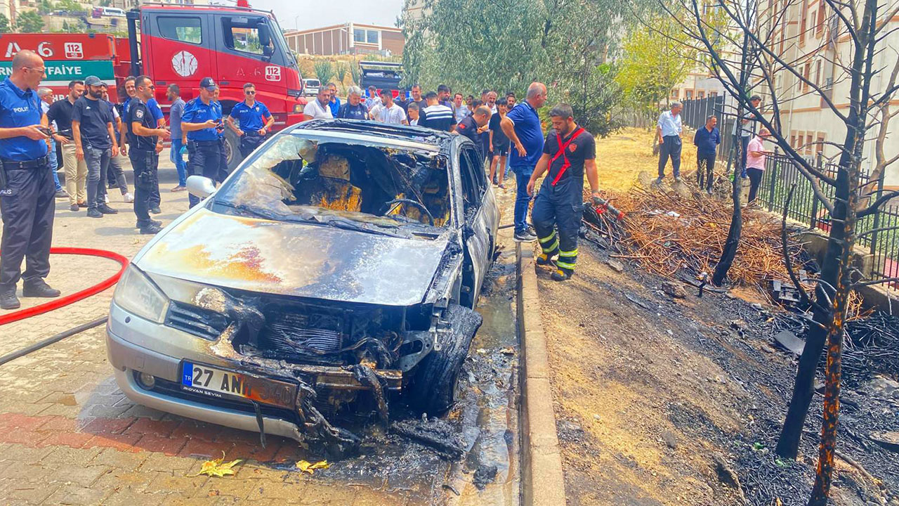 Şırnak'ta park halindeki araç alev aldı