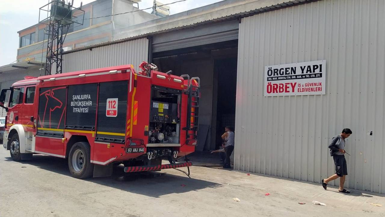 Şanlıurfa'da eldiven fabrikasında yangın