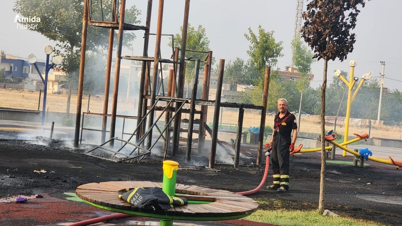 Diyarbakır’da çocuk parkı yandı: Malzemeler kül oldu