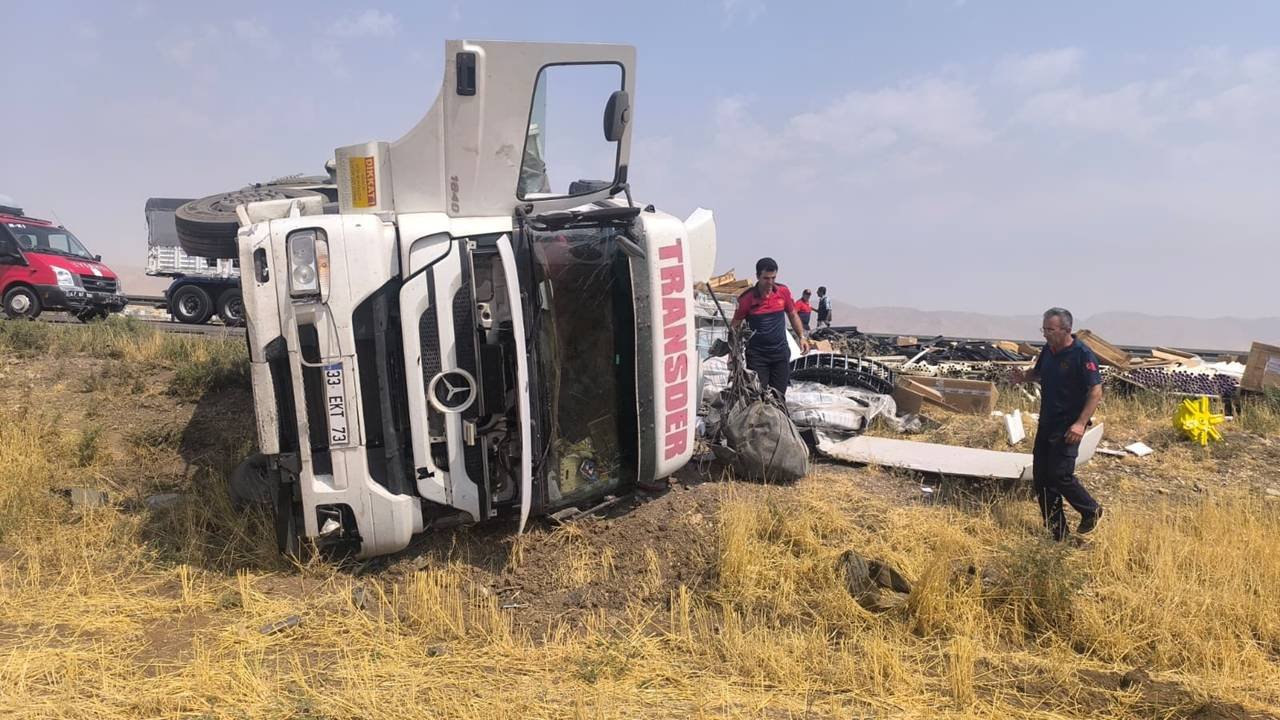 Mardin’de tır devrildi: Sürücü yaralandı