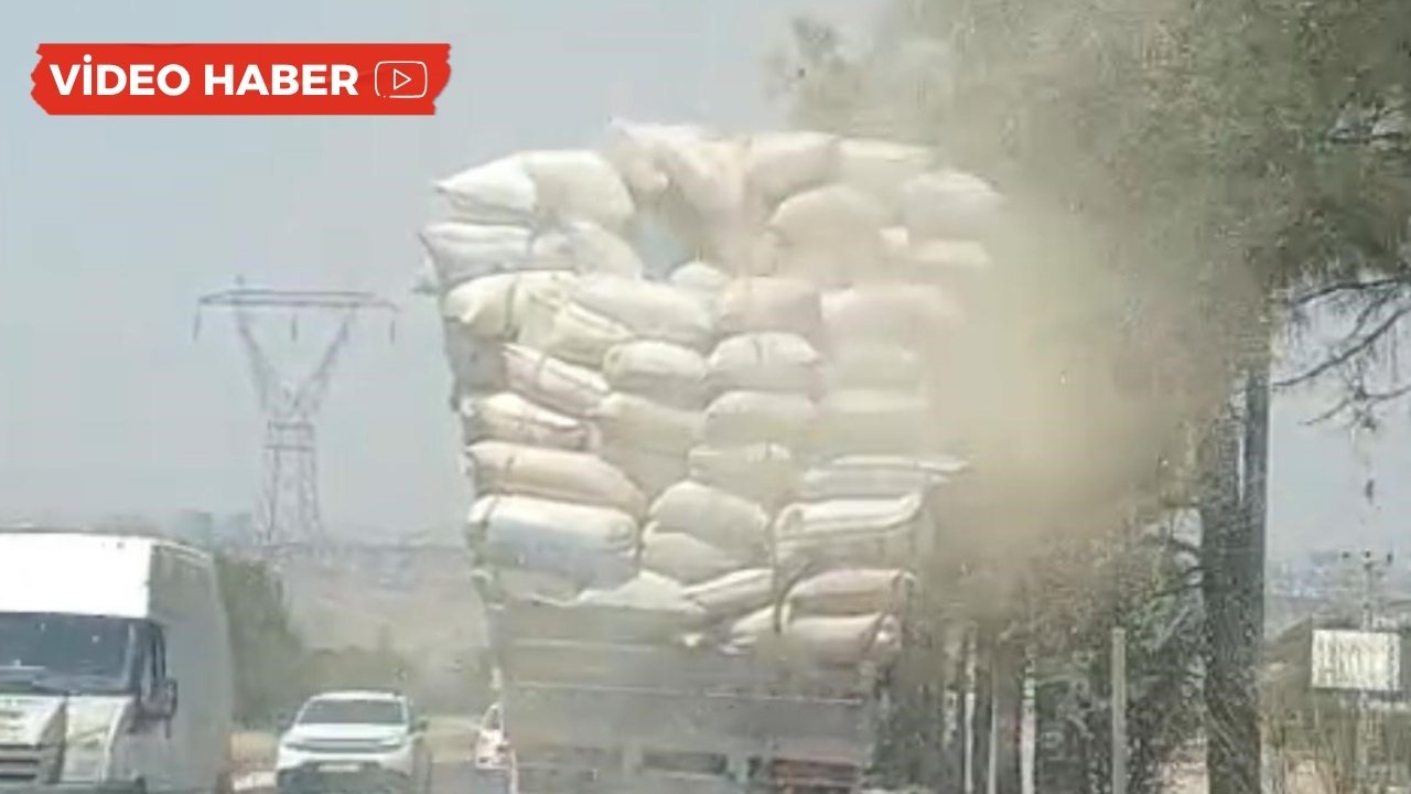 Diyarbakır’da samanlar yola döküldü: Trafik toz duman