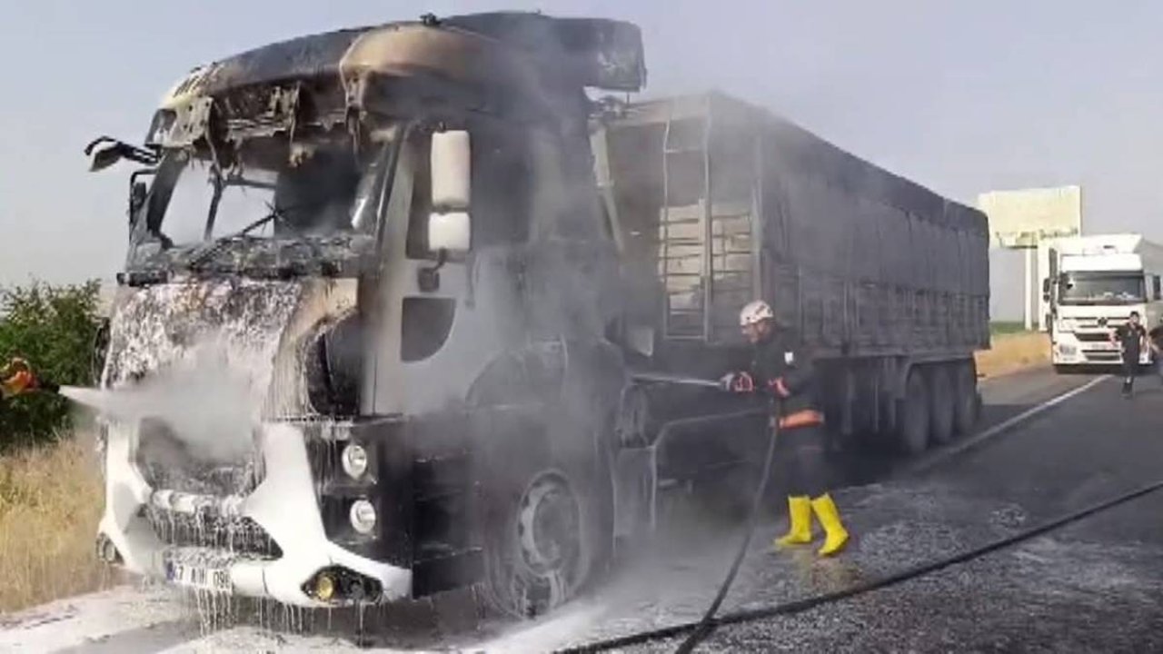 Şanlıurfa’da seyir halindeki tır alev aldı