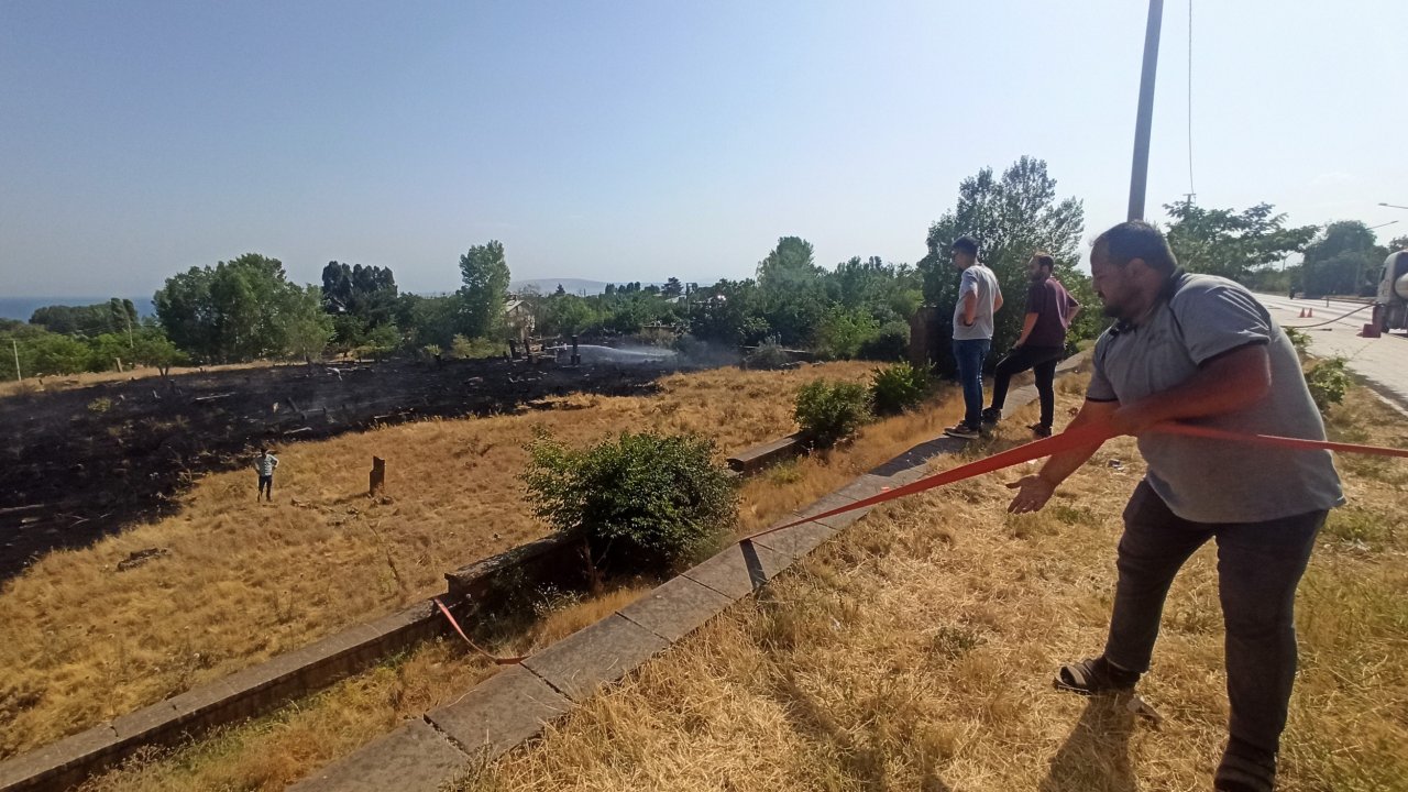 Bitlis'te tarihi mezarlıktaki yangın korkuttu