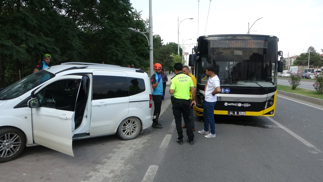 Malatya'da halk otobüsü ile hafif ticari araç çarpıştı