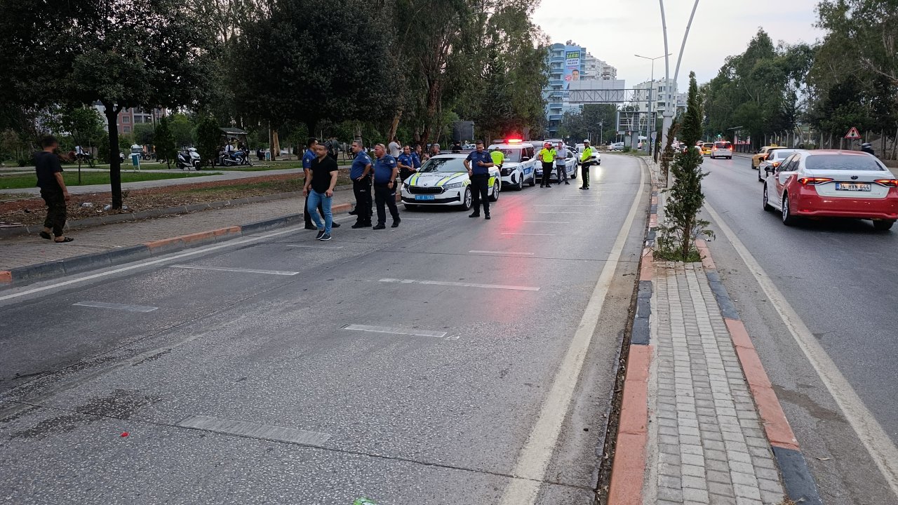 Adana'da refüje çarpan motosikletli hayatını kaybetti