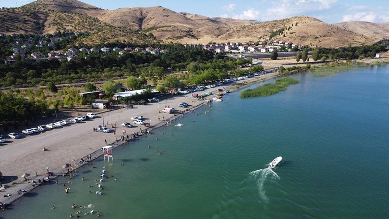 Hazar Gölü ziyaretçilerini hayran bıraktı