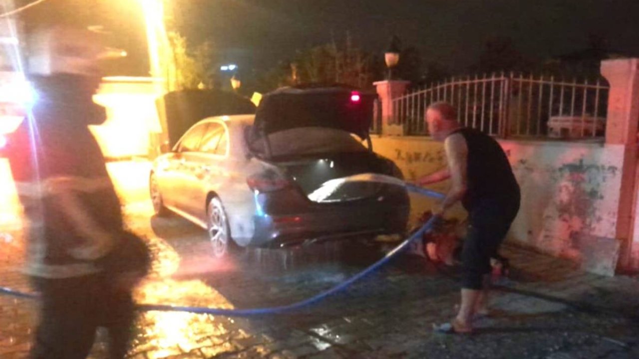 Hatay’da yabancı plakalı bir otomobil kundaklandı