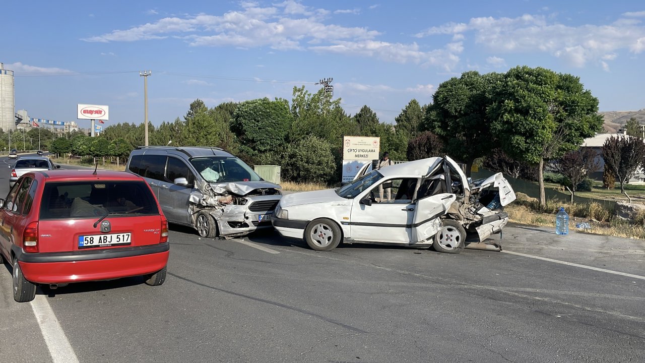 Sivas'ta otomobil hurdaya döndü, sürücüsü yaralandı