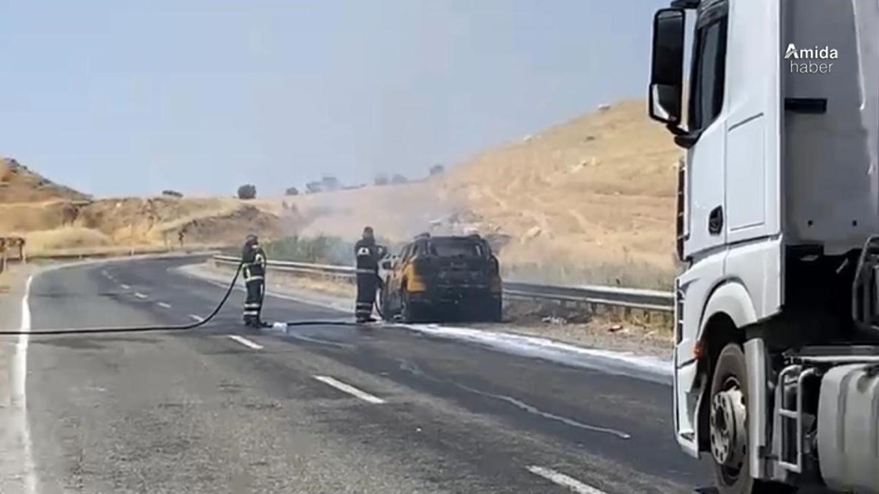 Diyarbakır'da seyir halindeki araç alev aldı
