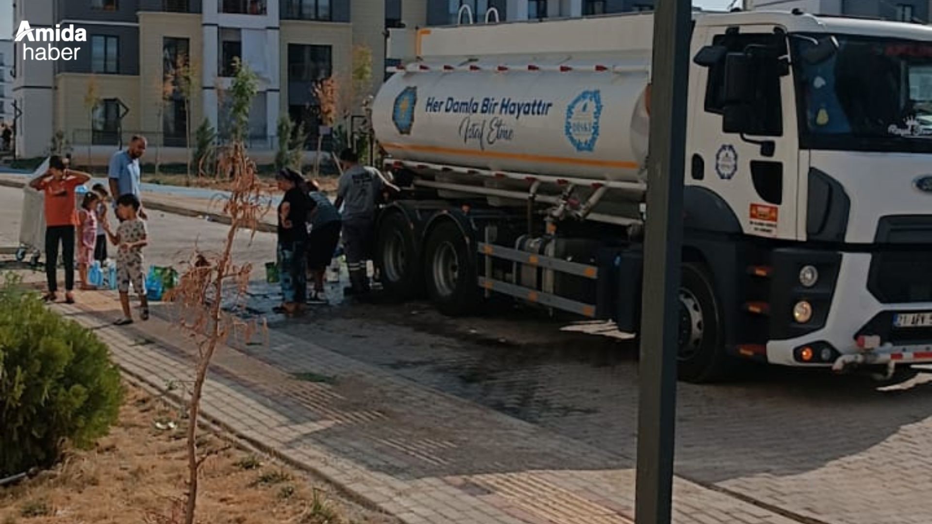 Diyarbakır’da su eylemi: Kadınlar yolu kapattı