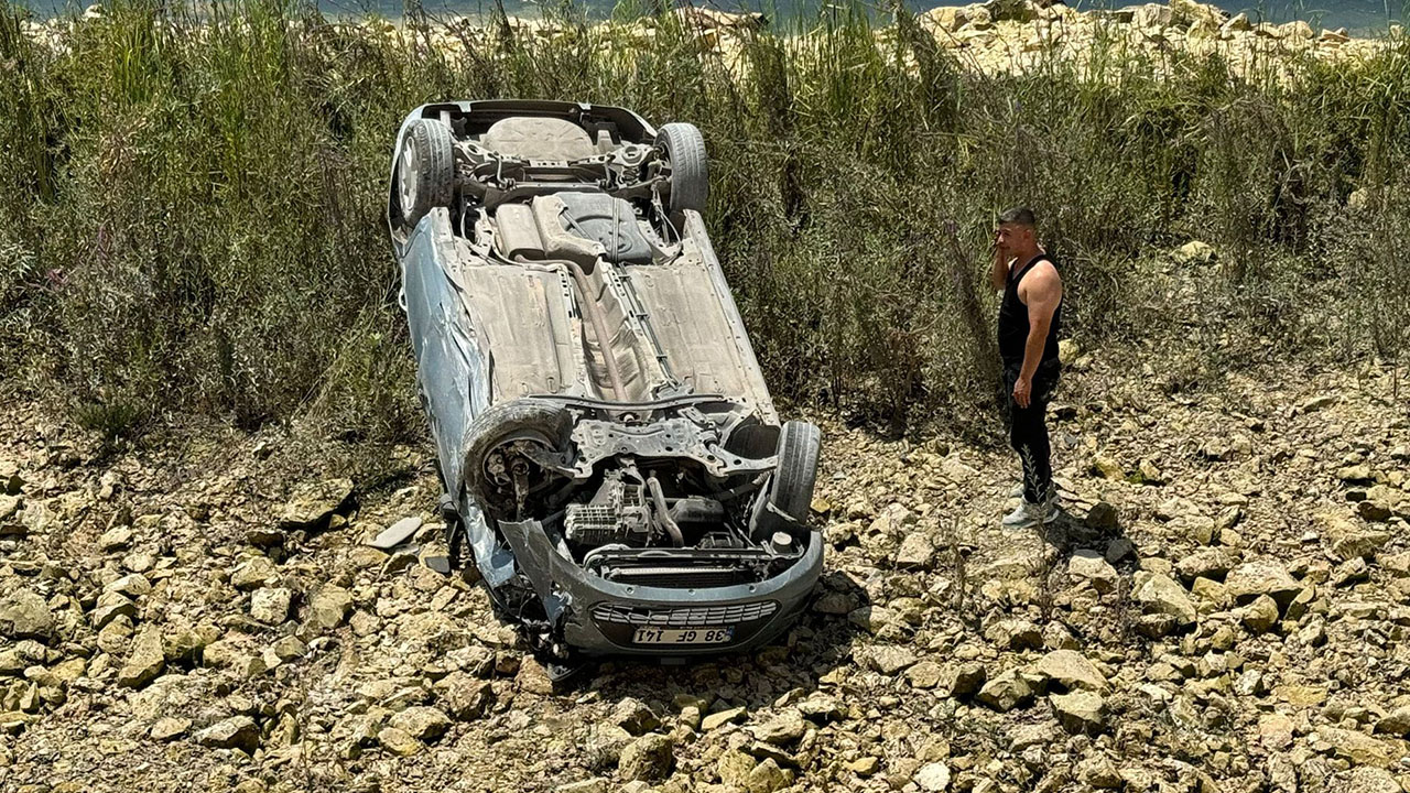 Şanlıurfa’da otomobil şarampole yuvarlandı