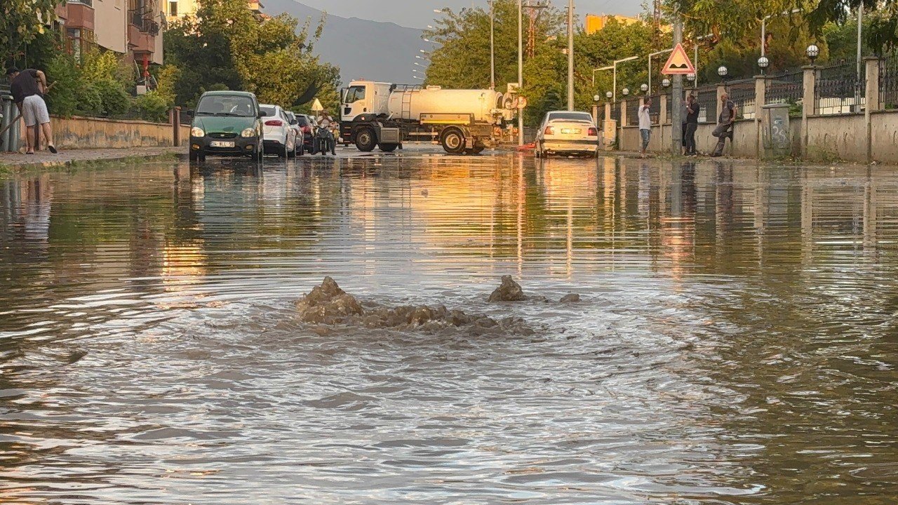 Erzincan'da sağanak ve fırtına hayatı felç etti