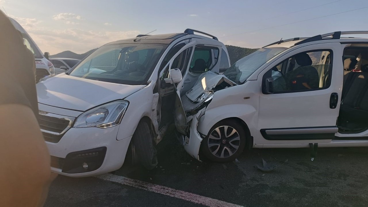 Bingöl’de iki hafif ticari araç çarpıştı: 11 yaralı