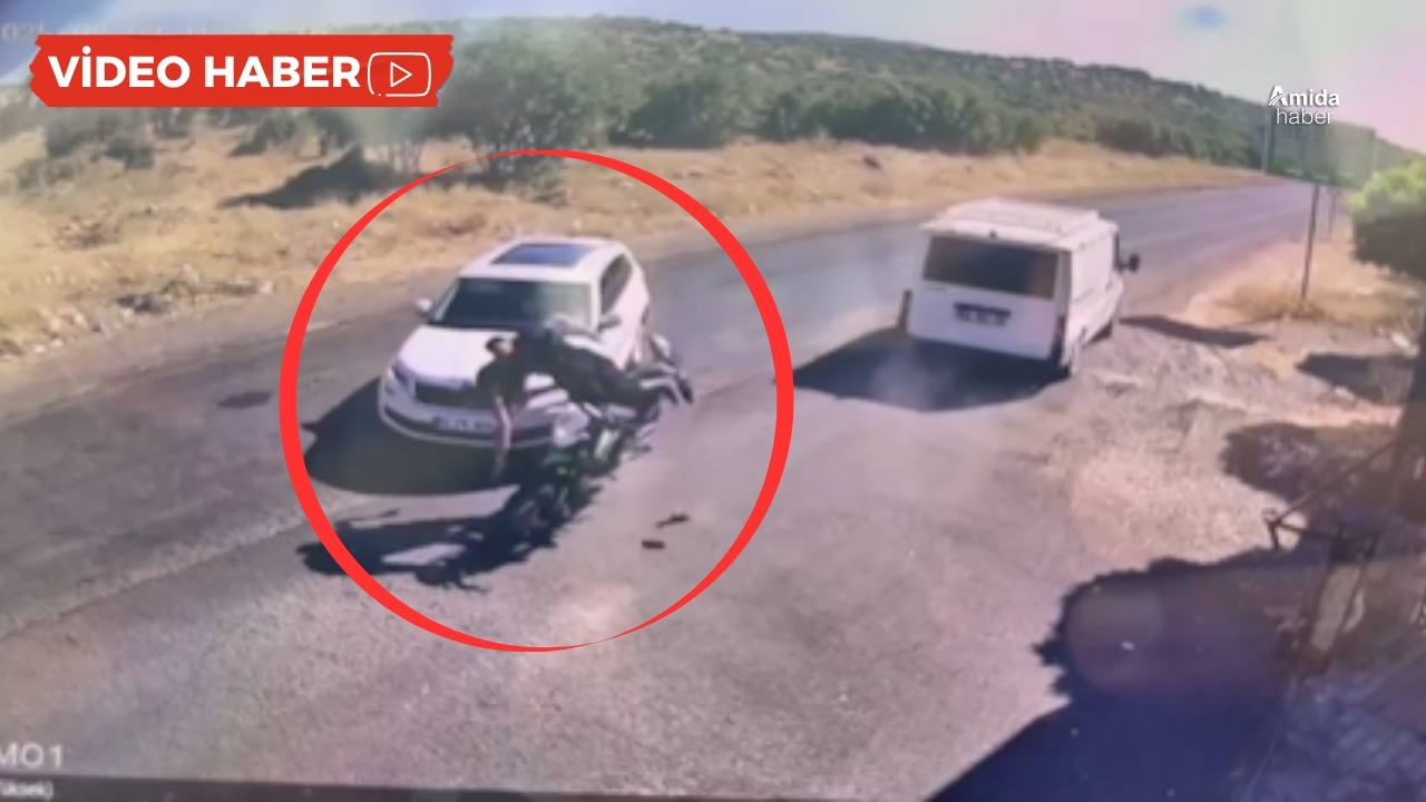 Diyarbakır kaza anı kamerada: İki kişi ağır yaralı
