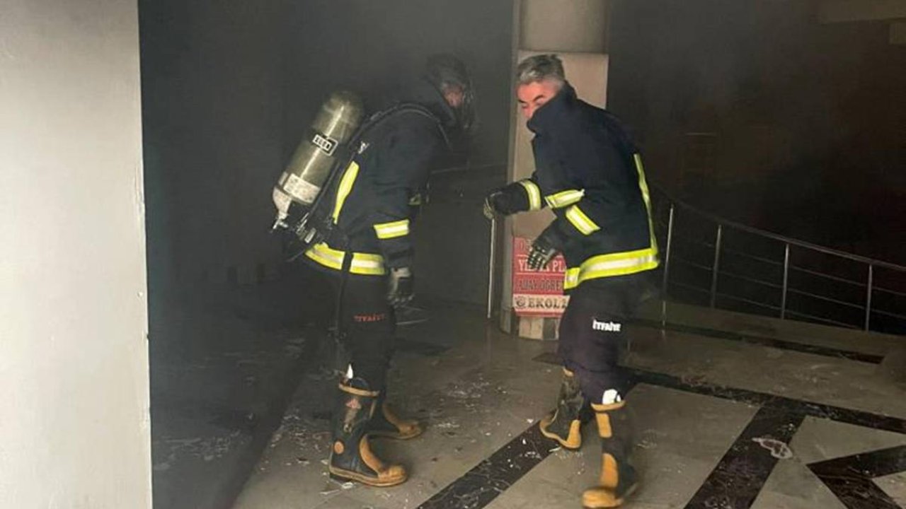 Van’da iş merkezinde yangın: 4 dükkan zarar gördü