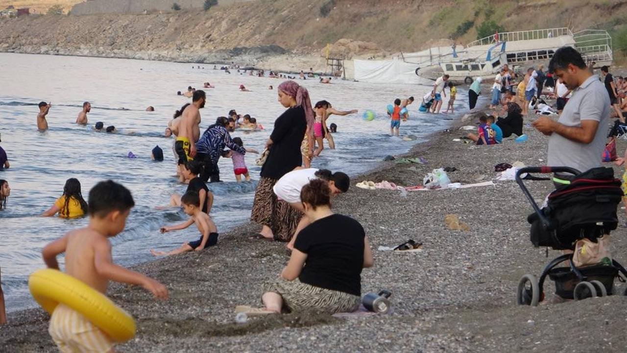 Sıcaktan bunalan vatandaşlar Van Gölü’ne akın etti