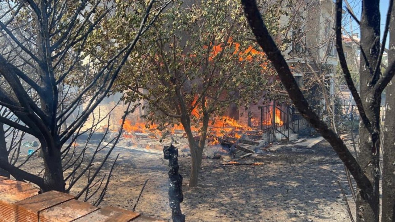 Çanakkale'de karadan ve denizden kaçış: Onlarca ev yandı