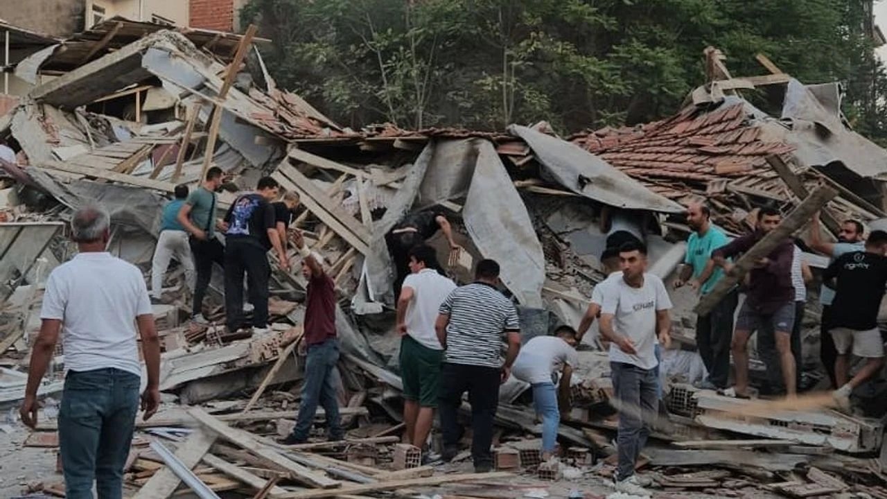 Balıkesir Sındırgı yine sallandı: Bir deprem daha