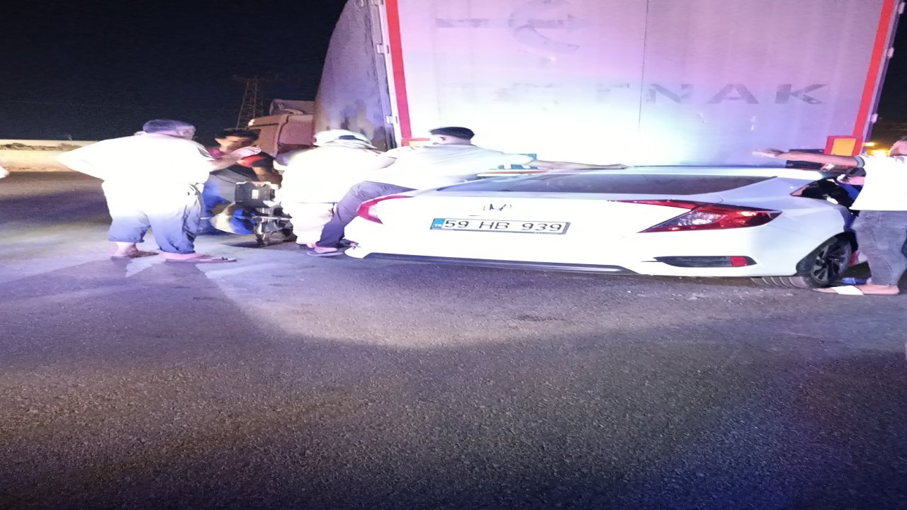 Hatay’da park halindeki TIR’a çarpan otomobilde 3 ağır yaralı