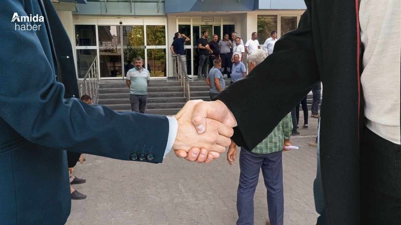 Diyarbakır: Vali yardımcısı köylülerle pazarlık yaptı