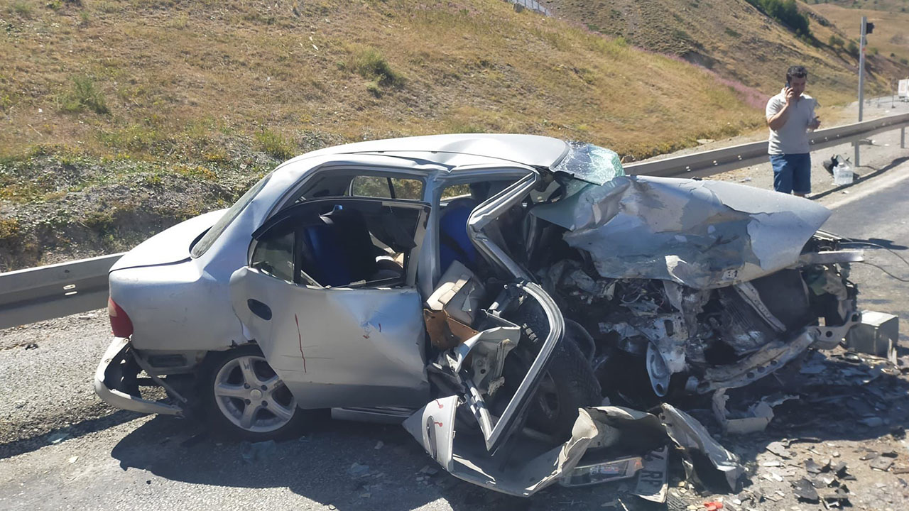Erzincan'da kaza: 3 kişi ölü, 6 yaralı