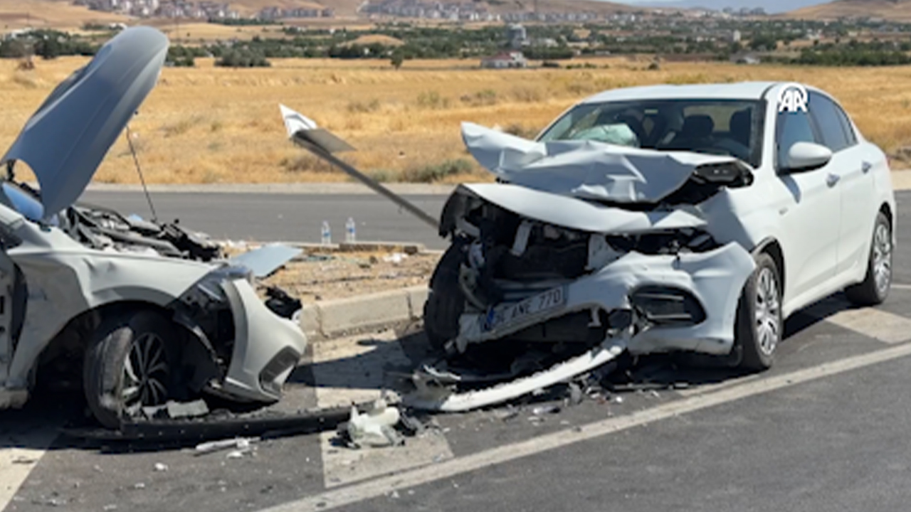 Elazığ'da iki otomobil çarpıştı: 1'i ağır 8 yaralı