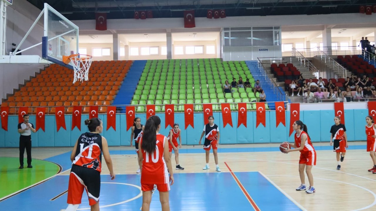 Analig basketbol yarı final coşkusu Elazığ’da yaşanıyor