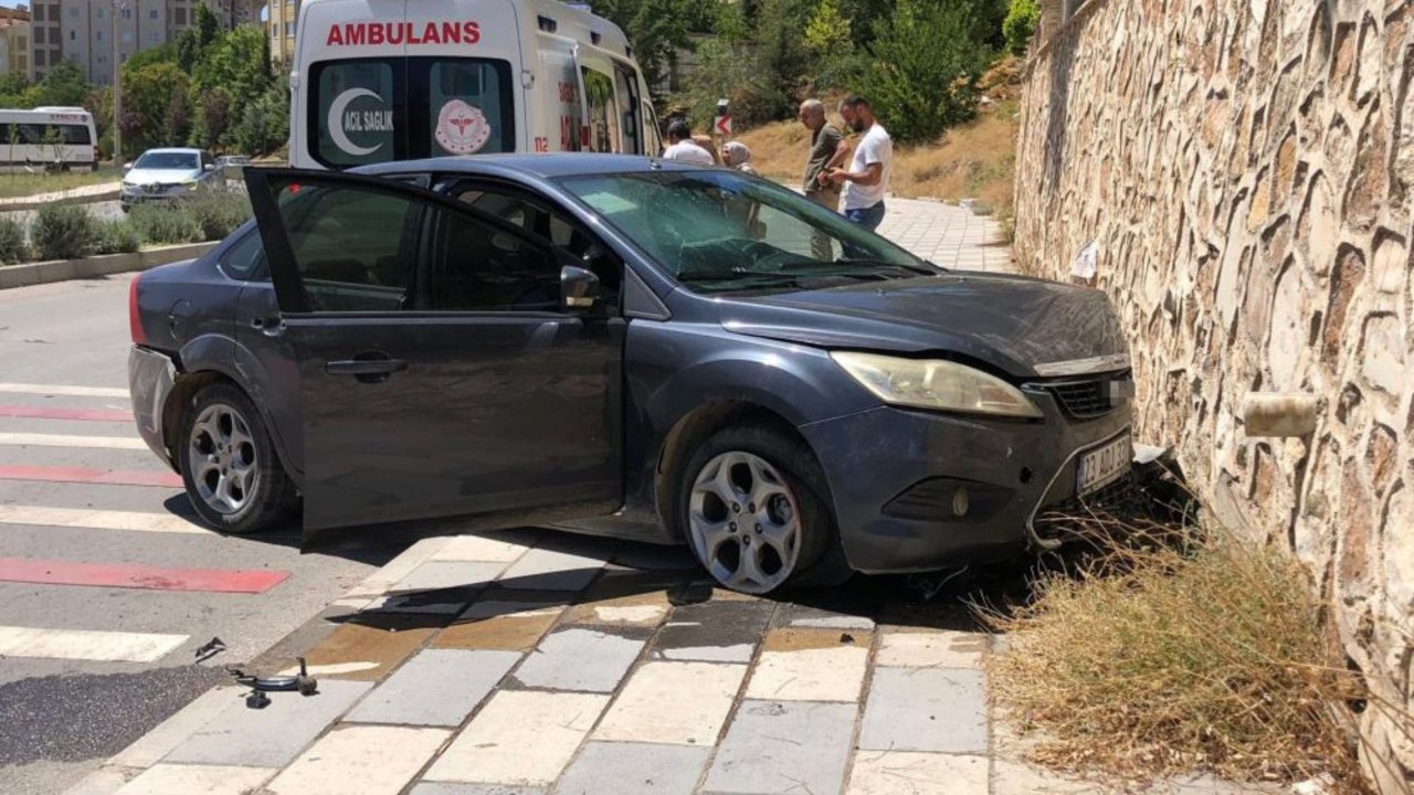 Elazığ’da otomobil duvara çarptı: 1 yaralı
