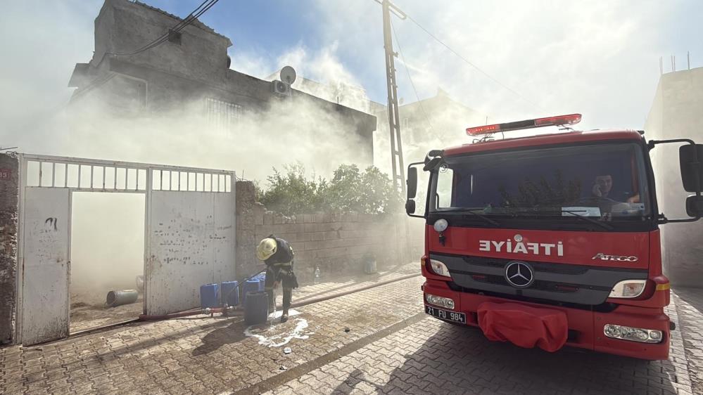 Diyarbakır'da panik anları: Ev yangını faciaya ramak bıraktı