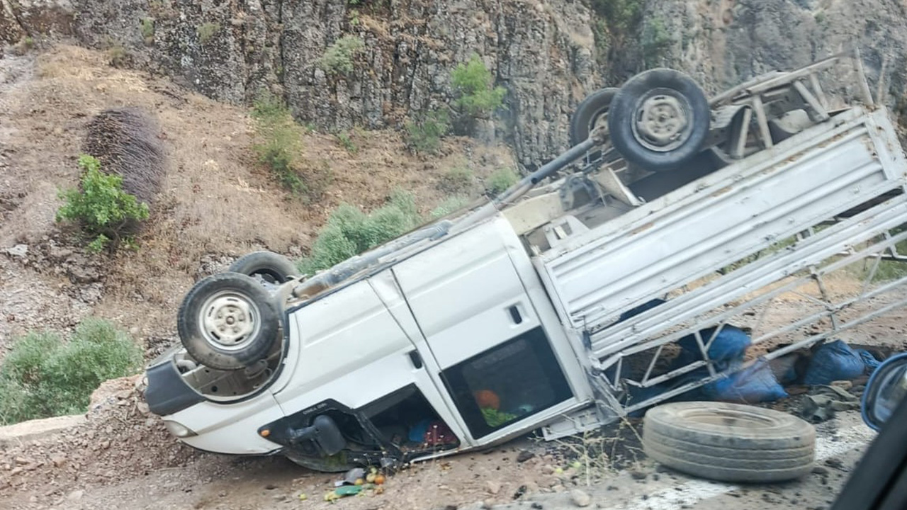 Hakkari'de kamyonet takla attı: 2 kişi yaralandı