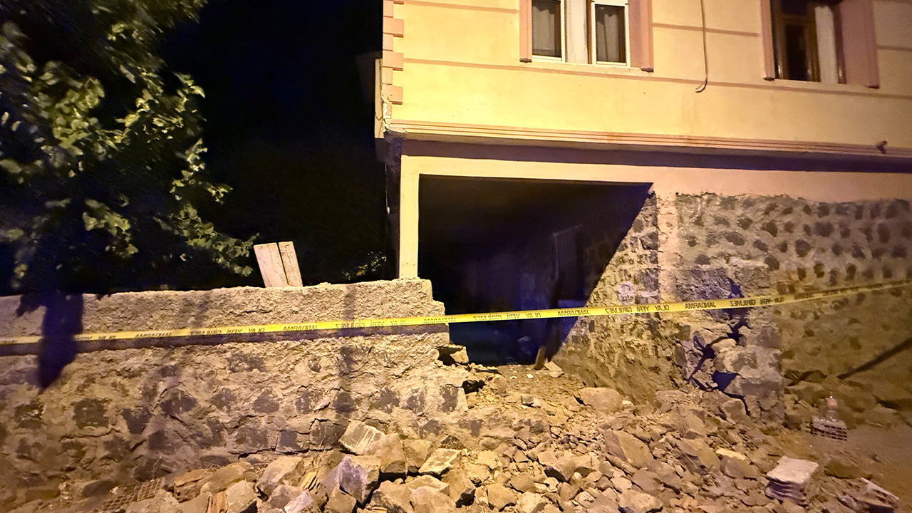 Diyarbakır'da bir evin balkonu çöktü: Yaralılar var