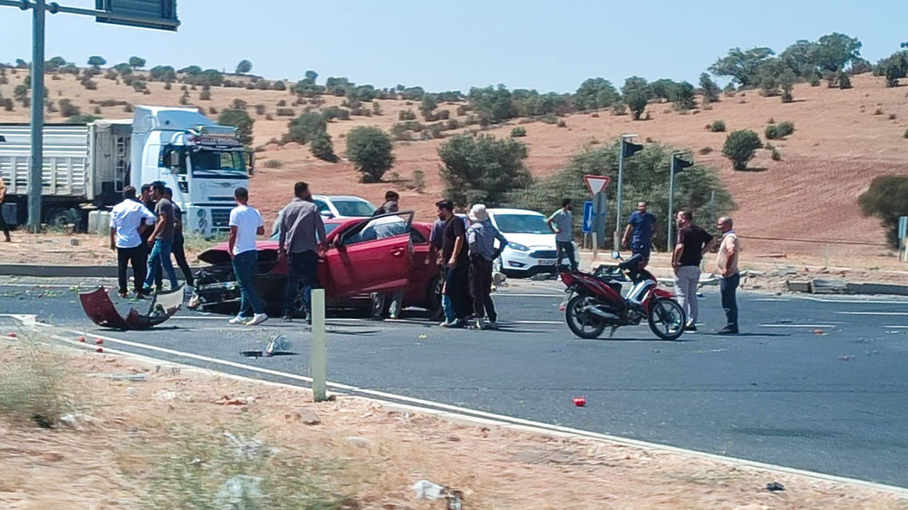 Mardin'de tır ile otomobil çarpıştı: 2 kişi yaralandı