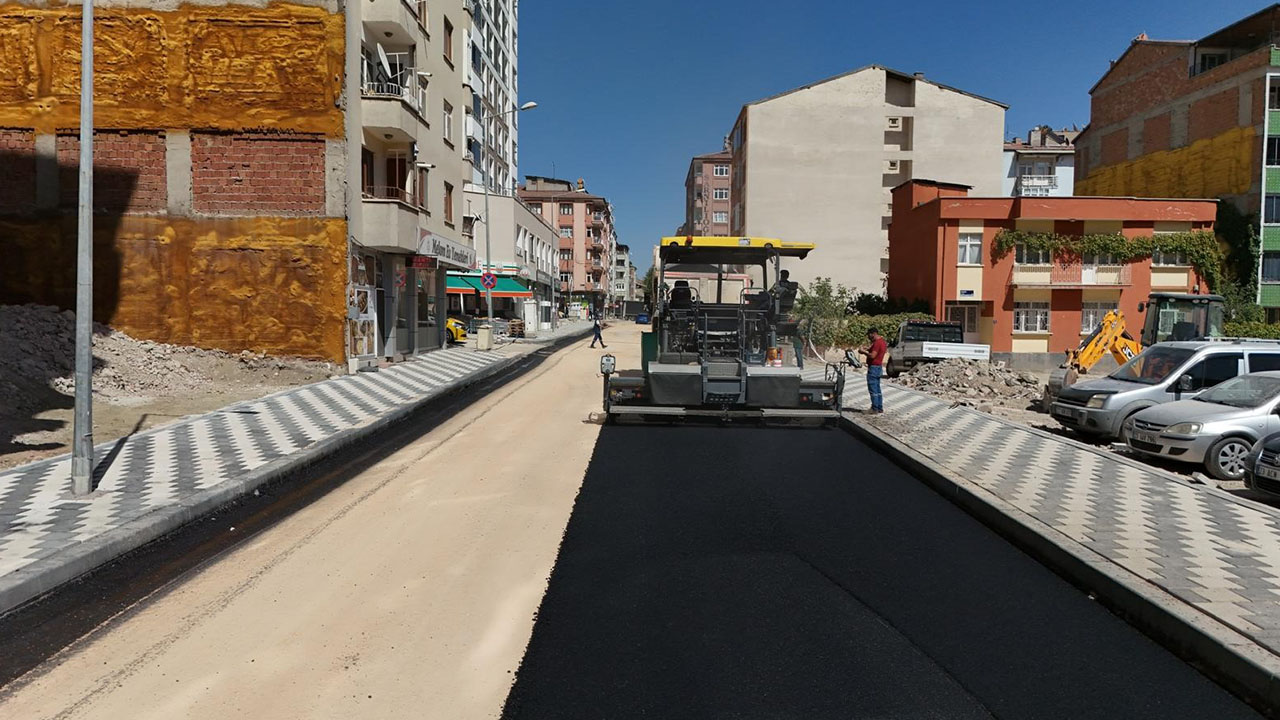 Elazığ’da yol yenileme çalışmaları sürüyor