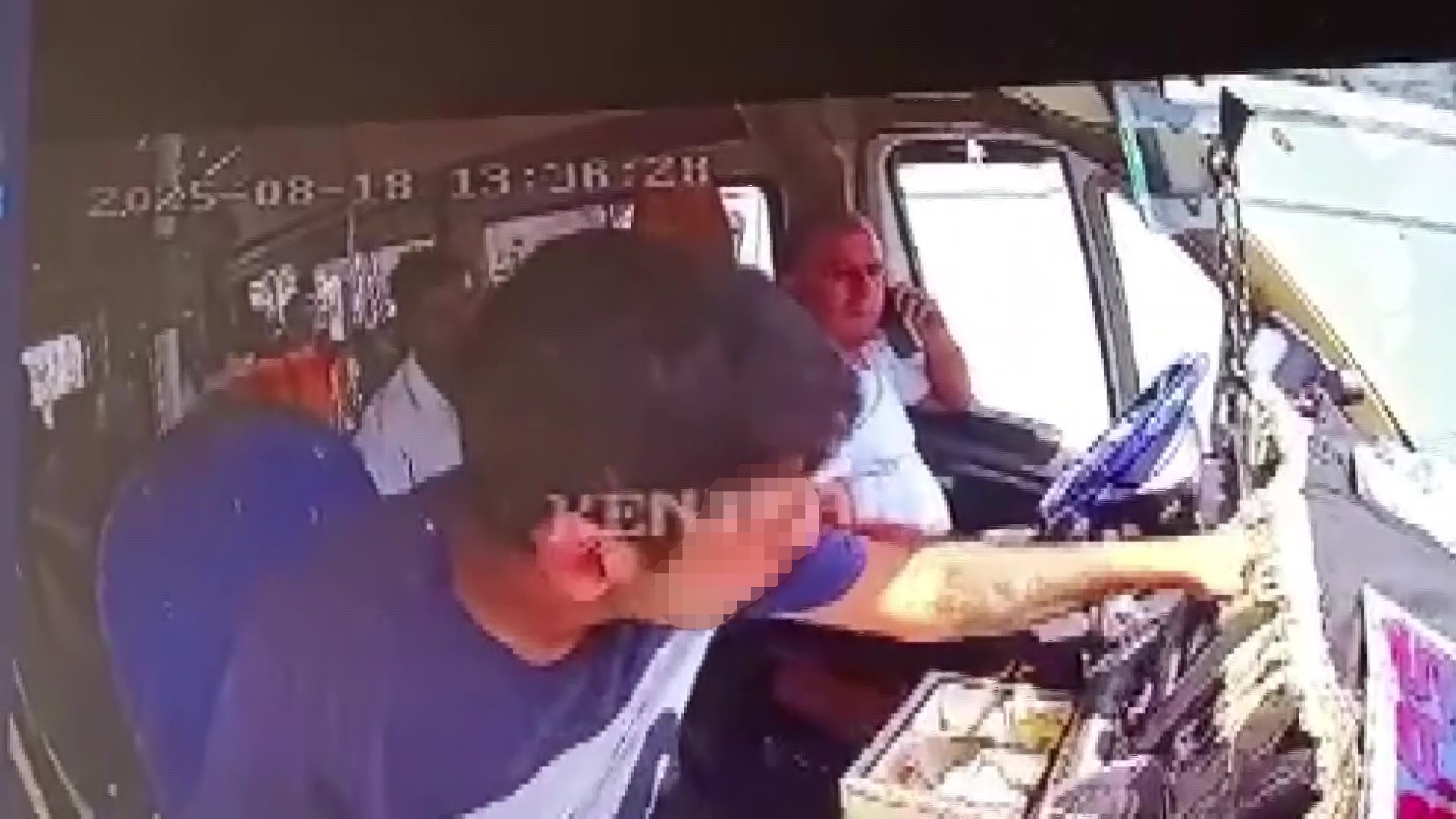 Araç kırmızı ışıkta durunca paraları alıp kaçtı