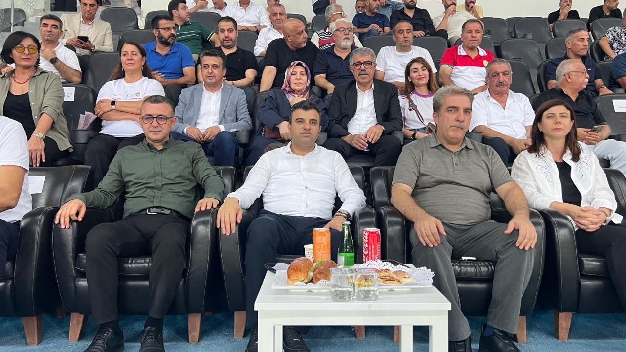 Amedspor maçı başladı: Öcalan Protokolde