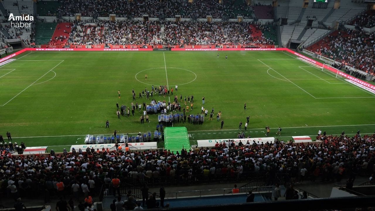 Amedspor-Erzurumspor maçında hakem krizi: Stadyum karıştı