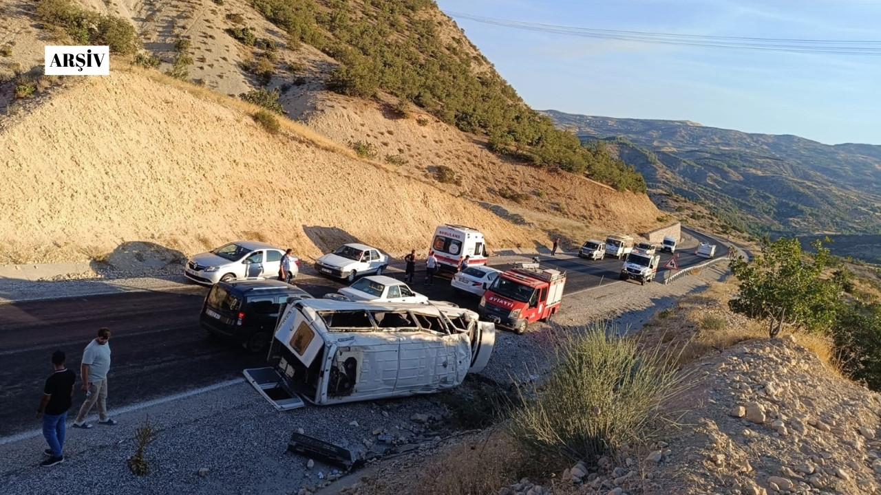 Diyarbakır'da minibüs devrildi: 1’i bebek 11 yaralı
