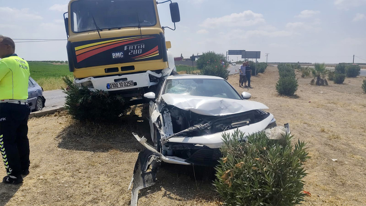 Freni boşalan kamyon 4 otomobile çarptı: 3 yaralı
