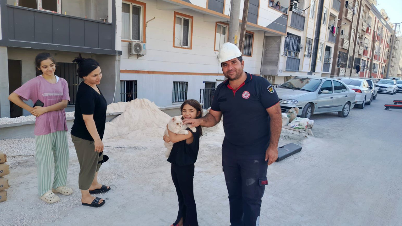 Şanlıurfa’da pencerede mahsur kalan kediyi itfaiye kurtardı