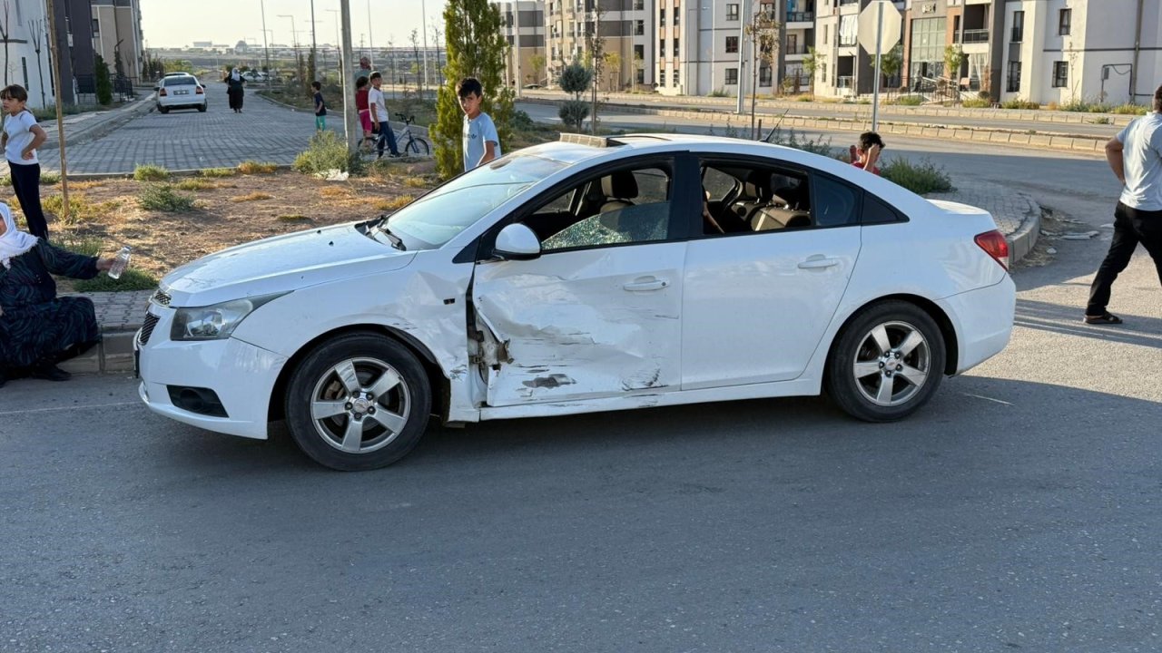 Diyarbakır'da iki otomobil çarpıştı: