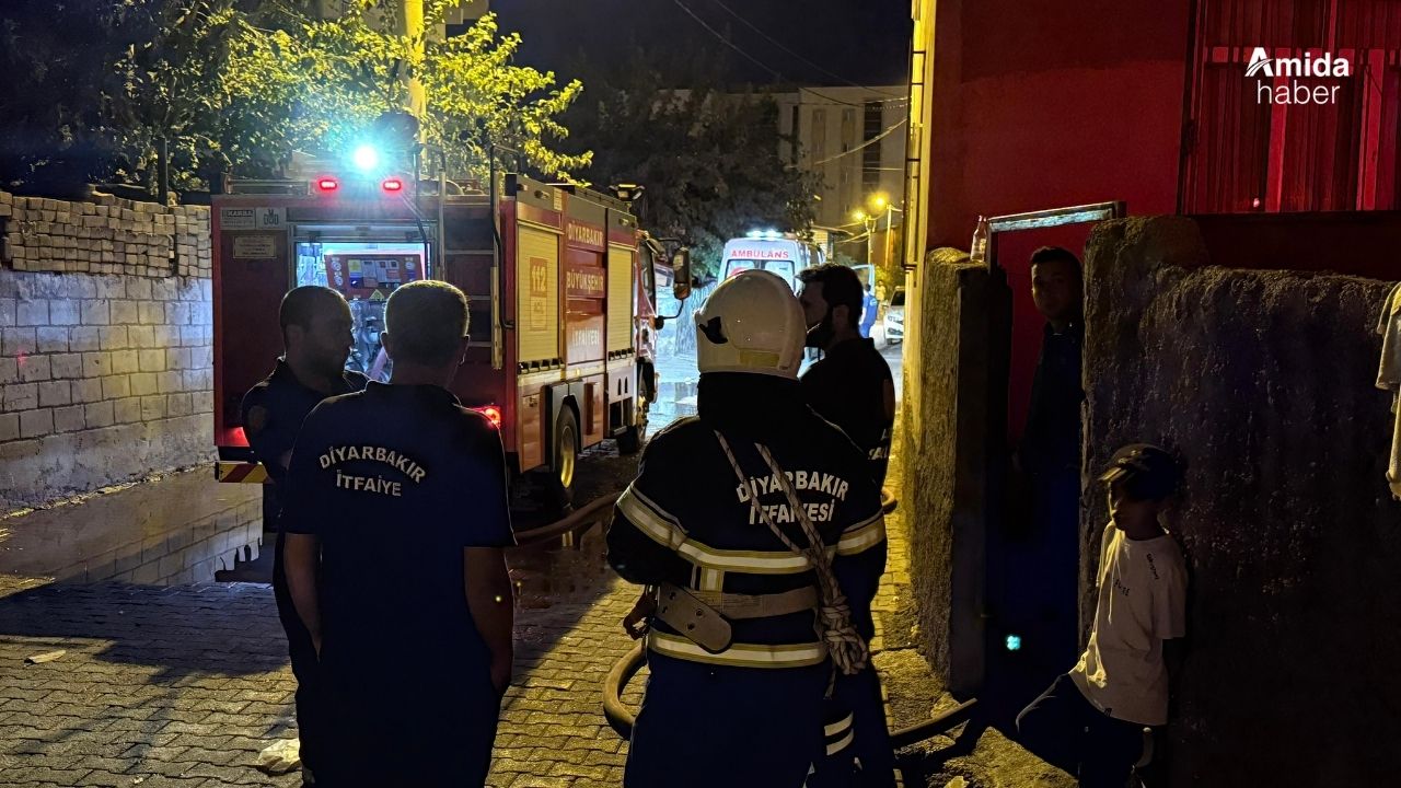 Diyarbakır'da evde patlama: Mahalleli neye uğradığını şaşırdı