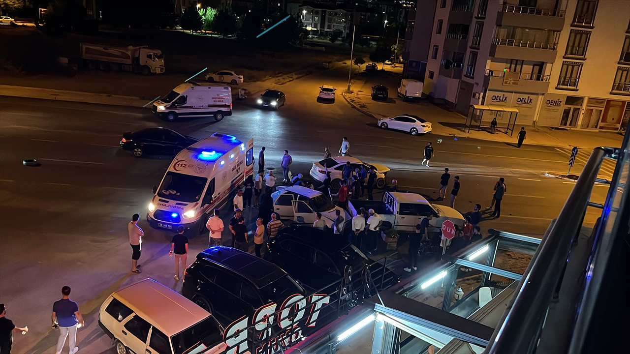 Elazığ'da zincirleme trafik kazası: 4 kişi yaralandı