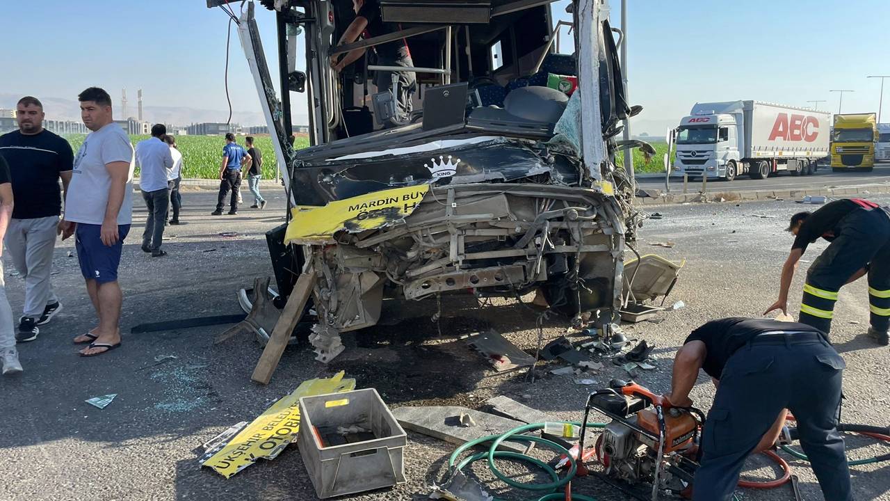 Mardin’de halk otobüsü ile tır çarpıştı: 10 yaralı