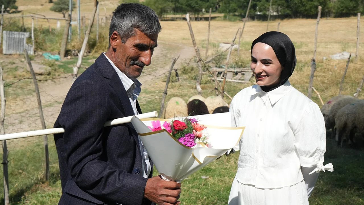 Muşlu Çimen yüzde yüz bursla yerleşti: Babasına çiçek götürdü